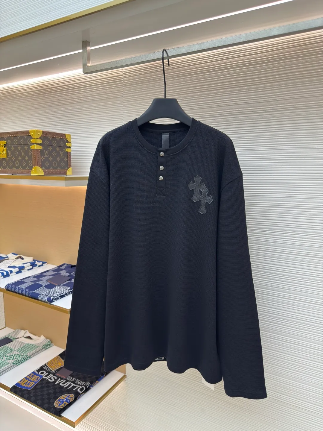Chrome Hearts patchwork leather Henry collar waffle sweatshirt ●Original version: Purchased and developed for 17500 ●Item number: 1680092-A50 ●Fabric: waffle fabric ●Technology: Positioning cutting machine ●Version: fitted version ●Weight: about 520 grams ●Size: S-M-L-XL ●Description: The fabric is made of 350g cotton waffle double-layer material before washing (distinguish between low-gram weight cutting corners and non-pure cotton market goods) The silver buckles and scrolls are made of antique bronze and real silver (the materials used have reached 300+ quality on the market). The leather labels are still made of genuine imported lambskin. The most important thing is the hand-sewn leather (it involves high costs when it comes to manual work). A lot of effort has been put into the fabric, hardware and craftsmanship. The top quality in the market and the industry benchmark are only owned by a few people. The overall wiring is straight and delicate, the fabric is comfortable and soft, and the color is consistent without color difference. It can be matched with the same style to create a fashionable look and control various occasions. Customized accessories, complete with three standards, same style for men and women!